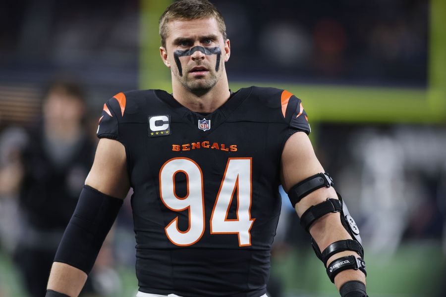 Deadspin | Bengals DE Sam Hubbard, 29, retires