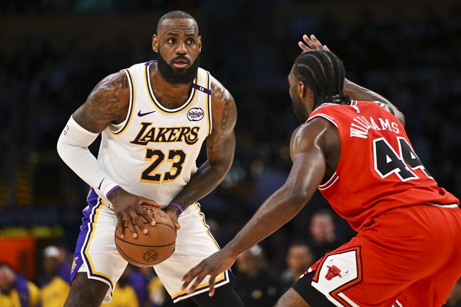 Deadspin | Bulls' strong second half spoils LeBron James' return to Lakers