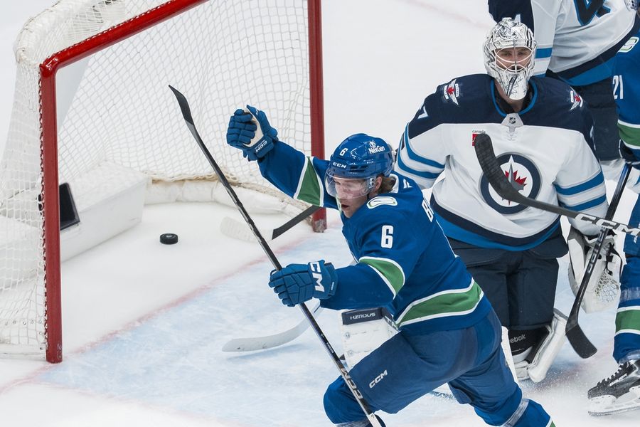 Deadspin | Canucks' critical road trip begins against defensive-minded Blues