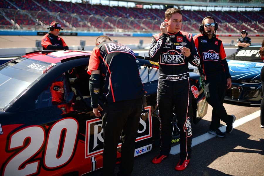 Deadspin | Christopher Bell prevails at Phoenix for third straight win