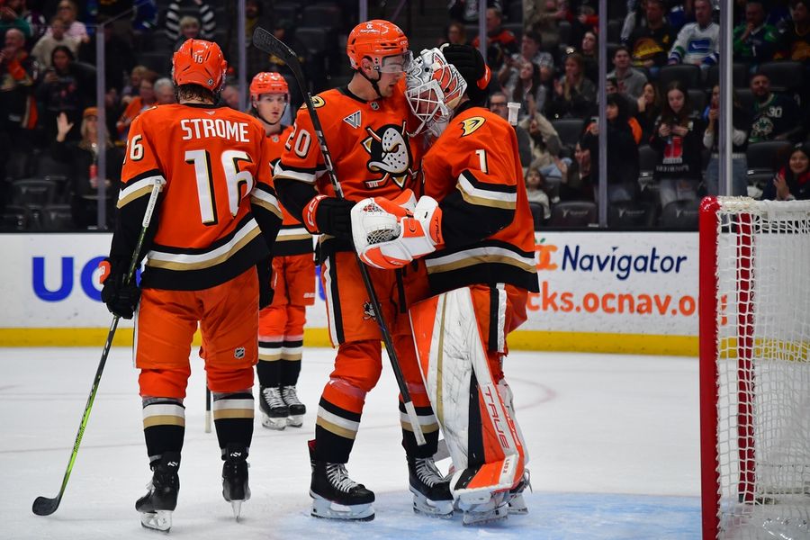 Deadspin | Ducks eager to improve playoff odds vs. Blackhawks