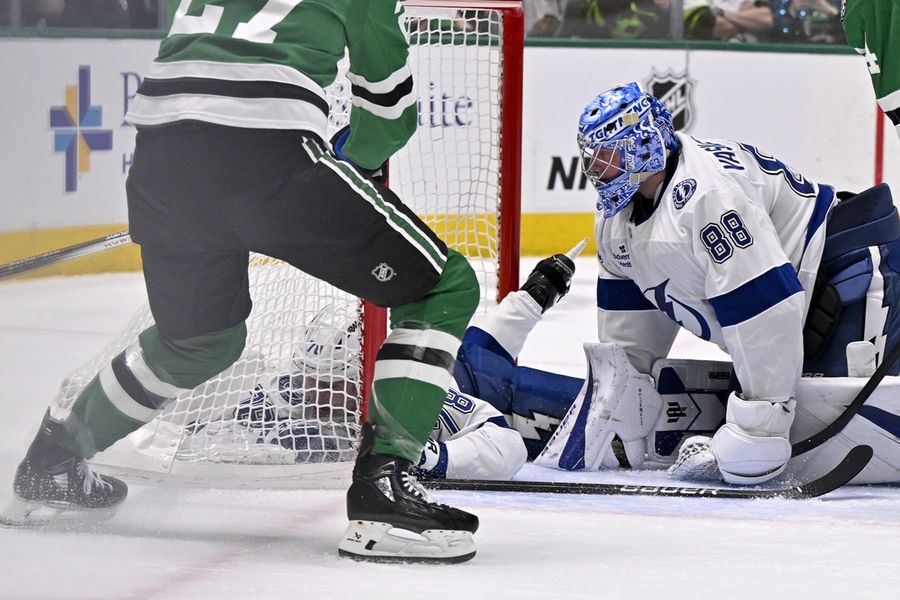 Deadspin | Gage Goncalves scores shootout winner to lift Lightning past Stars