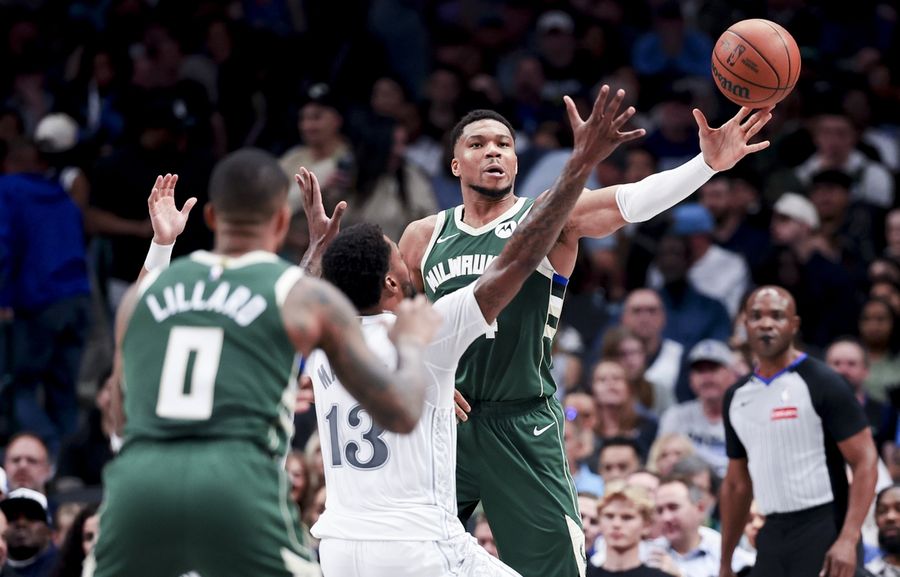 Deadspin | Giannis Antetokounmpo leads Bucks to comeback win over Mavs