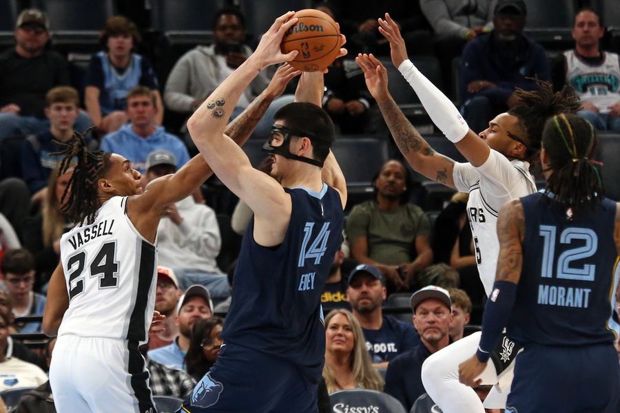 Deadspin | Grizzlies pursue season sweep of skidding Spurs