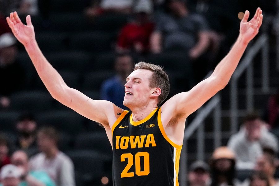 Deadspin | Iowa scoots past Ohio State in Big Ten tourney