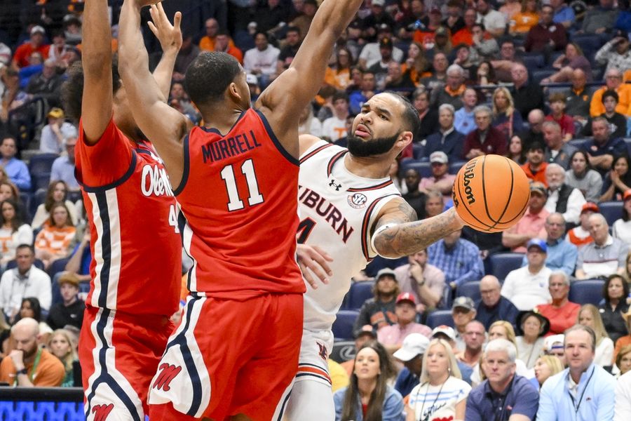 Deadspin | Johni Broome helps No. 3 Auburn outlast Ole Miss