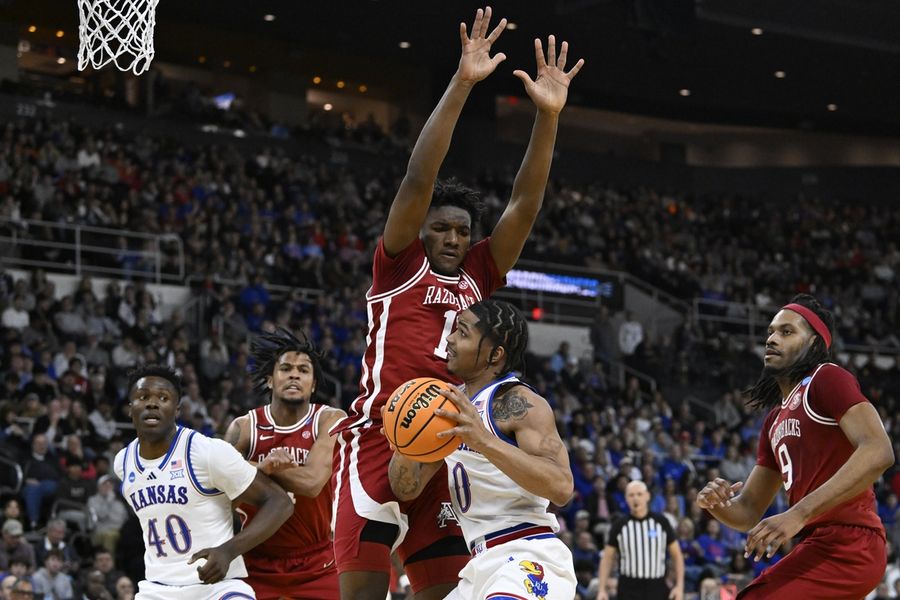 Deadspin | Jonas Aidoo helps Arkansas defeat Kansas in West Region