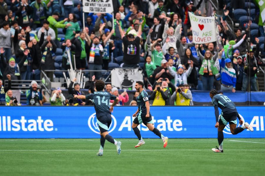 Deadspin | Jordan Morris' historic goal helps Sounders pound LAFC