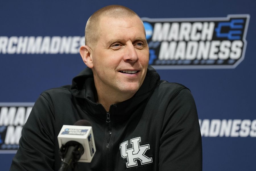 Deadspin | Kentucky's Sweet 16 run earns Mark Pope another year on contract