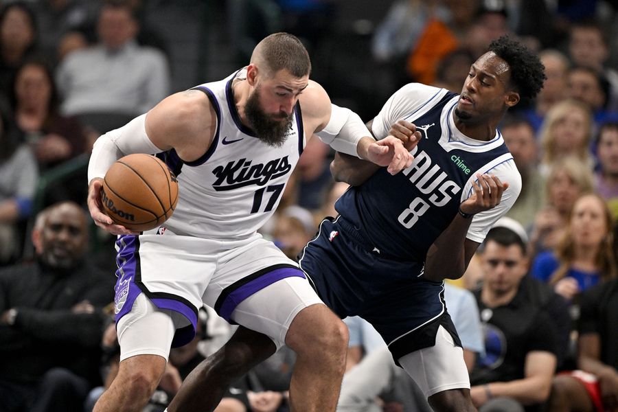 Deadspin | Kings roll past Mavs after Kyrie Irving (knee) leaves