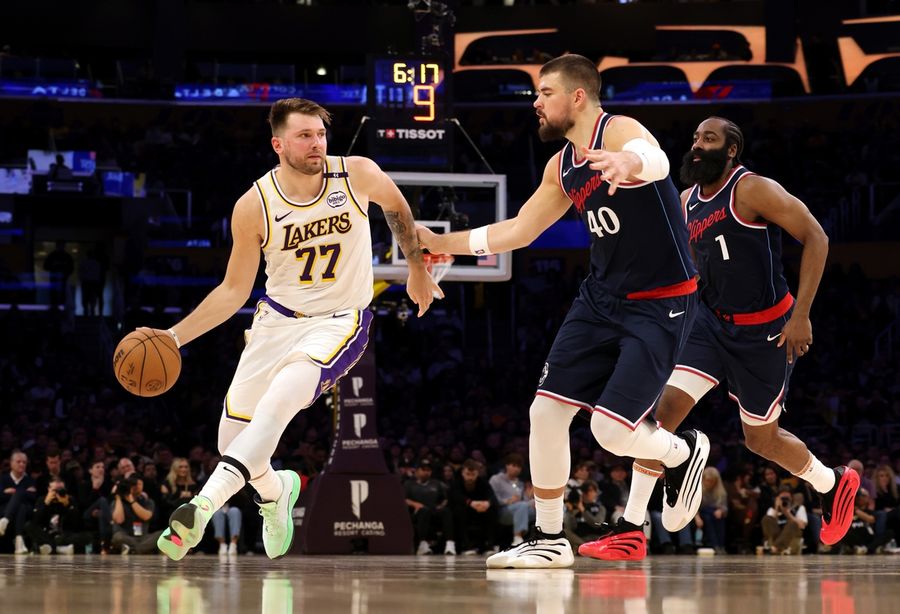 Deadspin | Lakers hold off late Clippers rally to notch 6th straight win