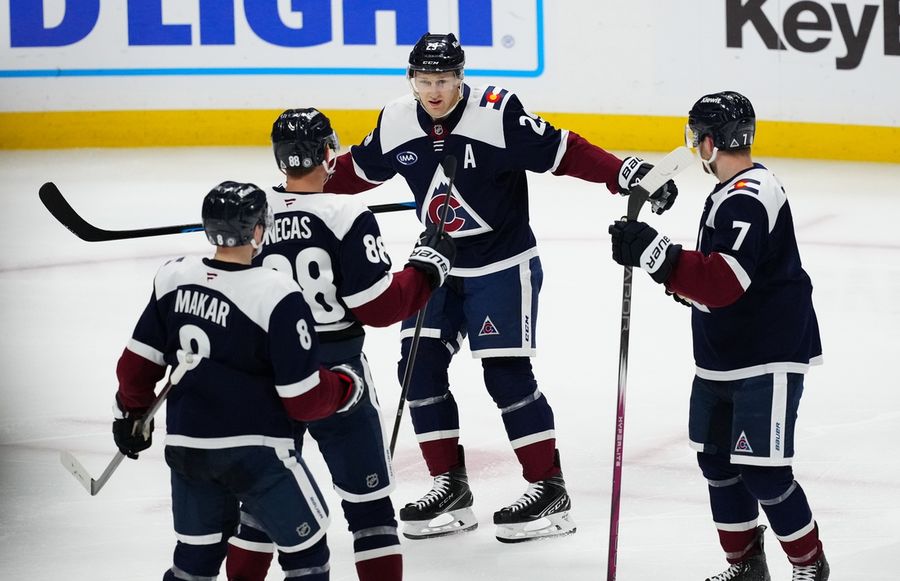 Deadspin | NHL roundup: Nathan MacKinnon hits 1,000 points in Avs' win