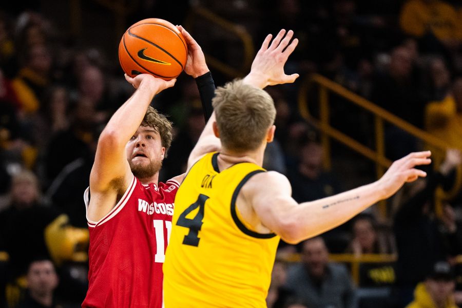 Deadspin | Report: Wisconsin G Max Klesmit out vs. Michigan State