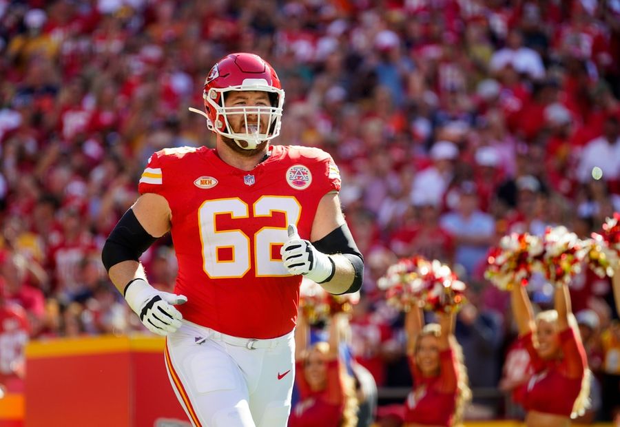 Deadspin | Reports: Chiefs trade G Joe Thuney to Bears for '26 fourth-round pick