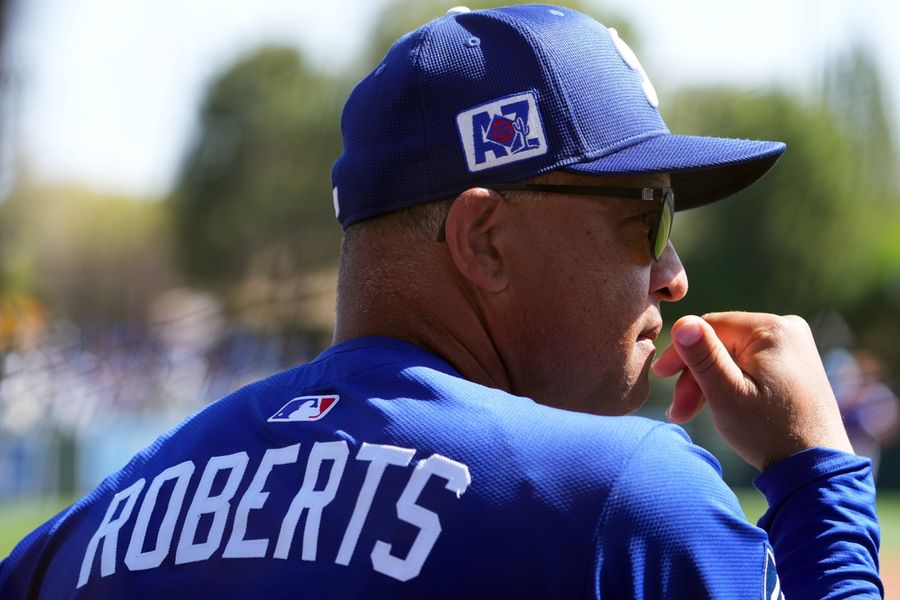 Deadspin | Reports: Dave Roberts, Dodgers agree to 4-year extension