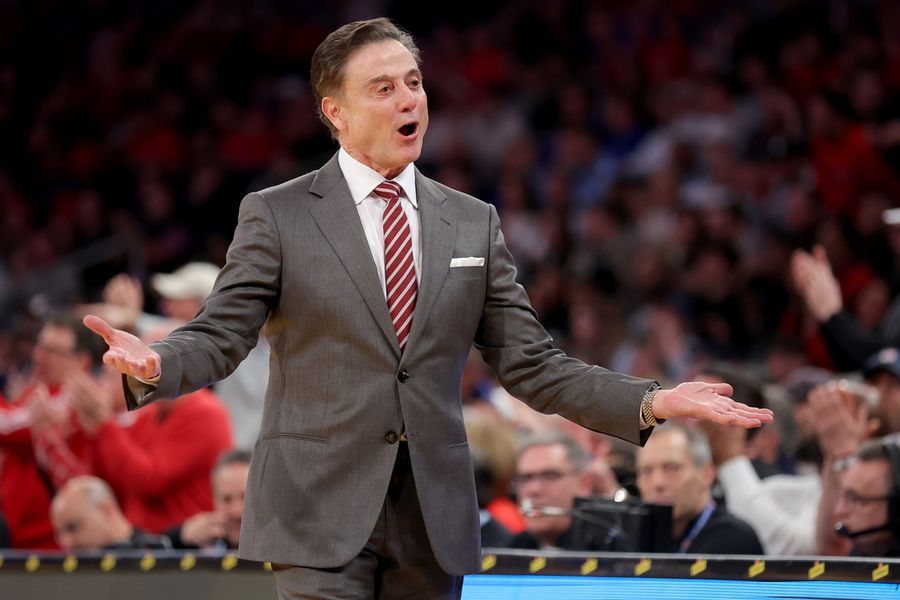 Deadspin | Rick Pitino, St. John's zoom in on opener, 15 seed Omaha