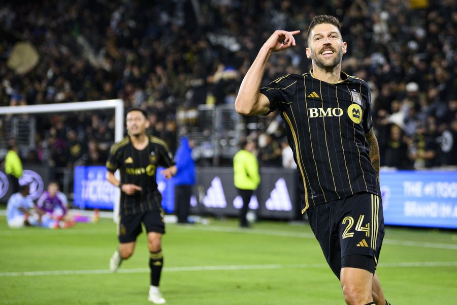 Deadspin | Ryan Hollingshead's goal lifts unbeaten LAFC past NYCFC