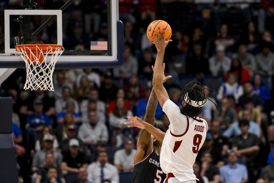 Deadspin | SEC tournament roundup: Arkansas hangs on to defeat South Carolina