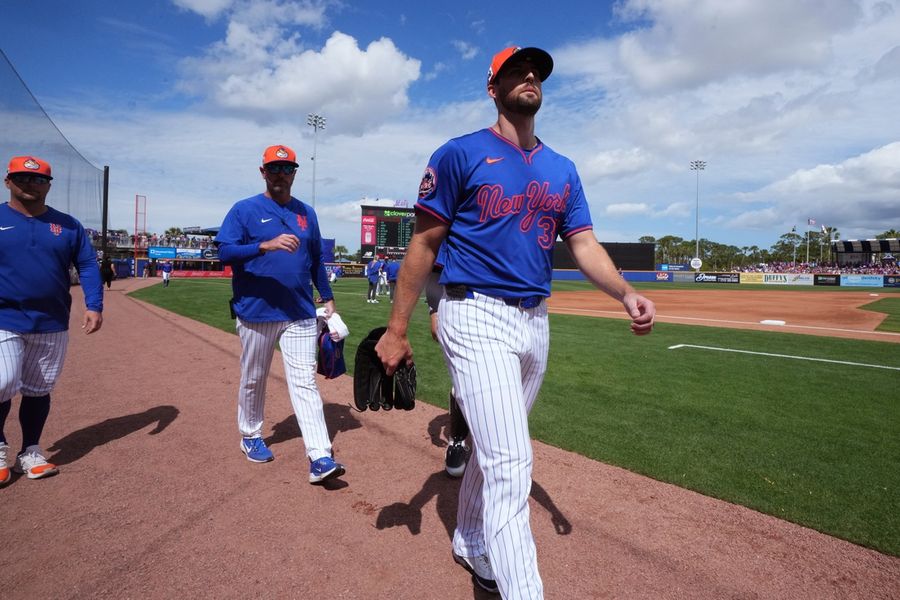 Deadspin | Seasoned closer Clay Holmes surprise Opening Day starter for Mets