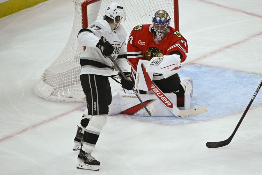 Deadspin | Spencer Knight stops 41 shots in Blackhawks' debut to beat Kings