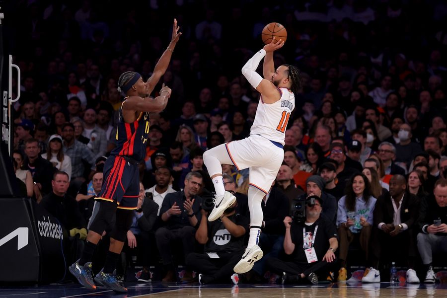 Deadspin | Stephen Curry scores 28 as Warriors hold off Knicks