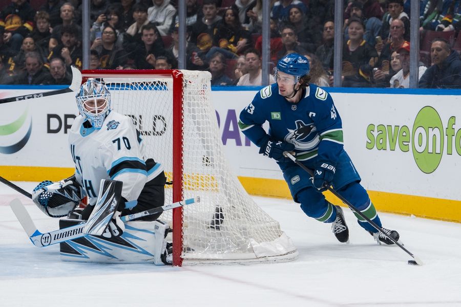 Deadspin | Utah rallies to beat Canucks for boost in playoff chase