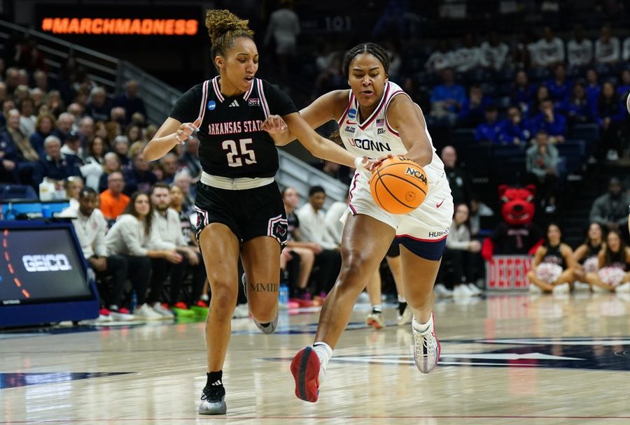 Deadspin | Women's NCAA Spokane 4 roundup: No. 2 UConn destroys No. 15 Arkansas State