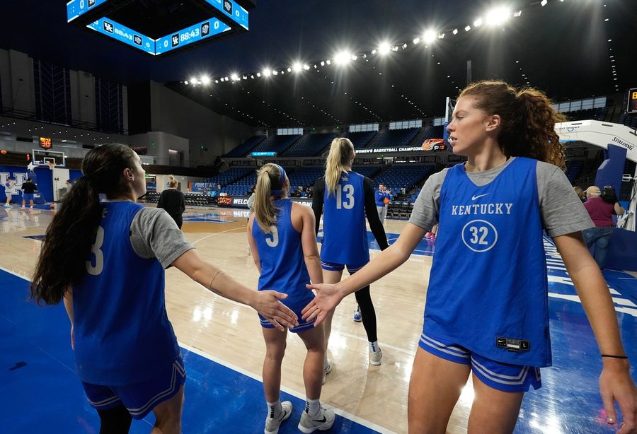 Deadspin | Women's NCAA Spokane 4 roundup: No. 4 Kentucky, No.5 K-State prevail