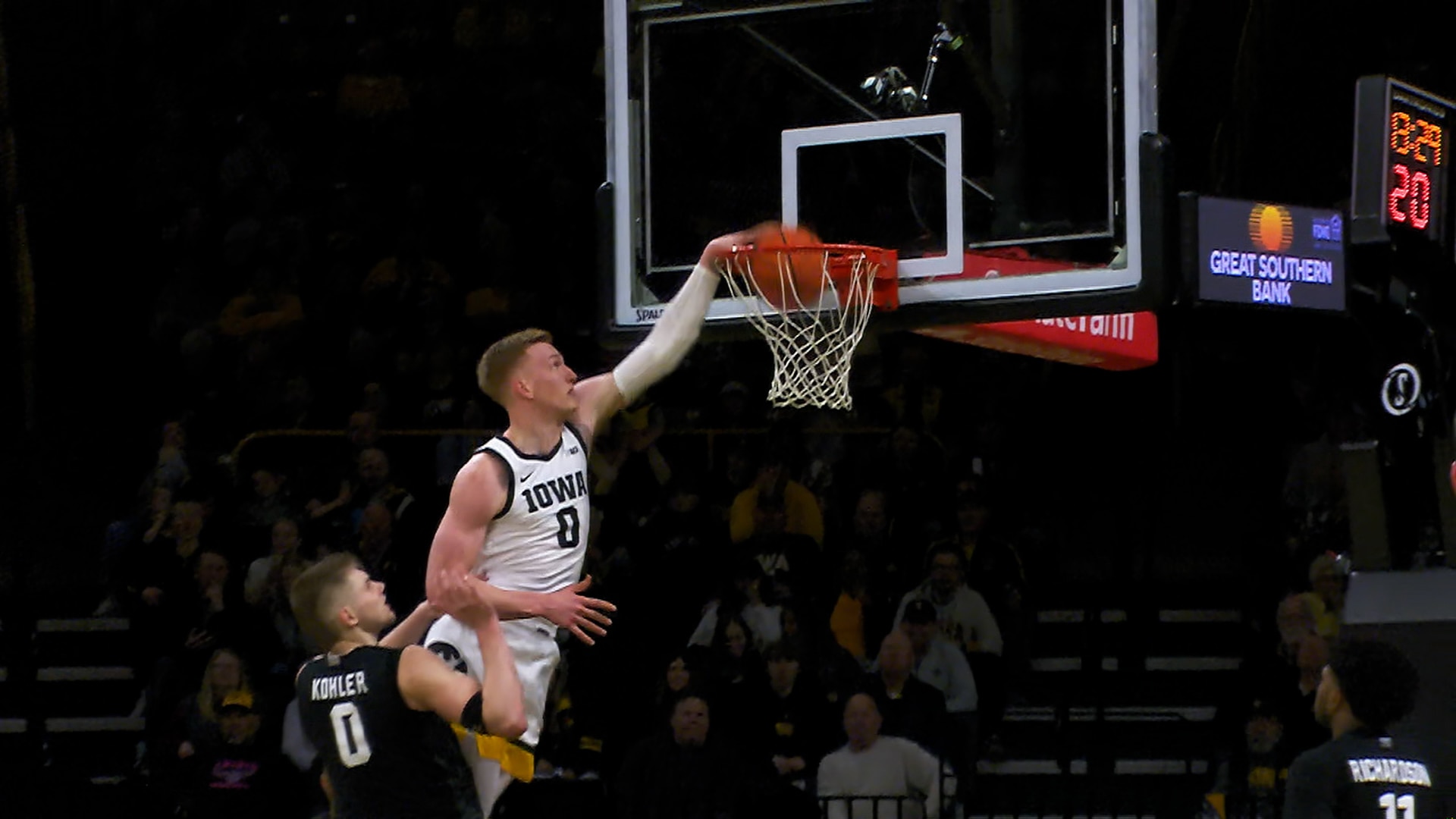 Even Brauns throws down a massive dunk, extending Iowa's lead over Michigan State