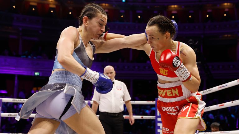 Karriss Artingstall drops Raven Chapman to win first British women's featherweight championship