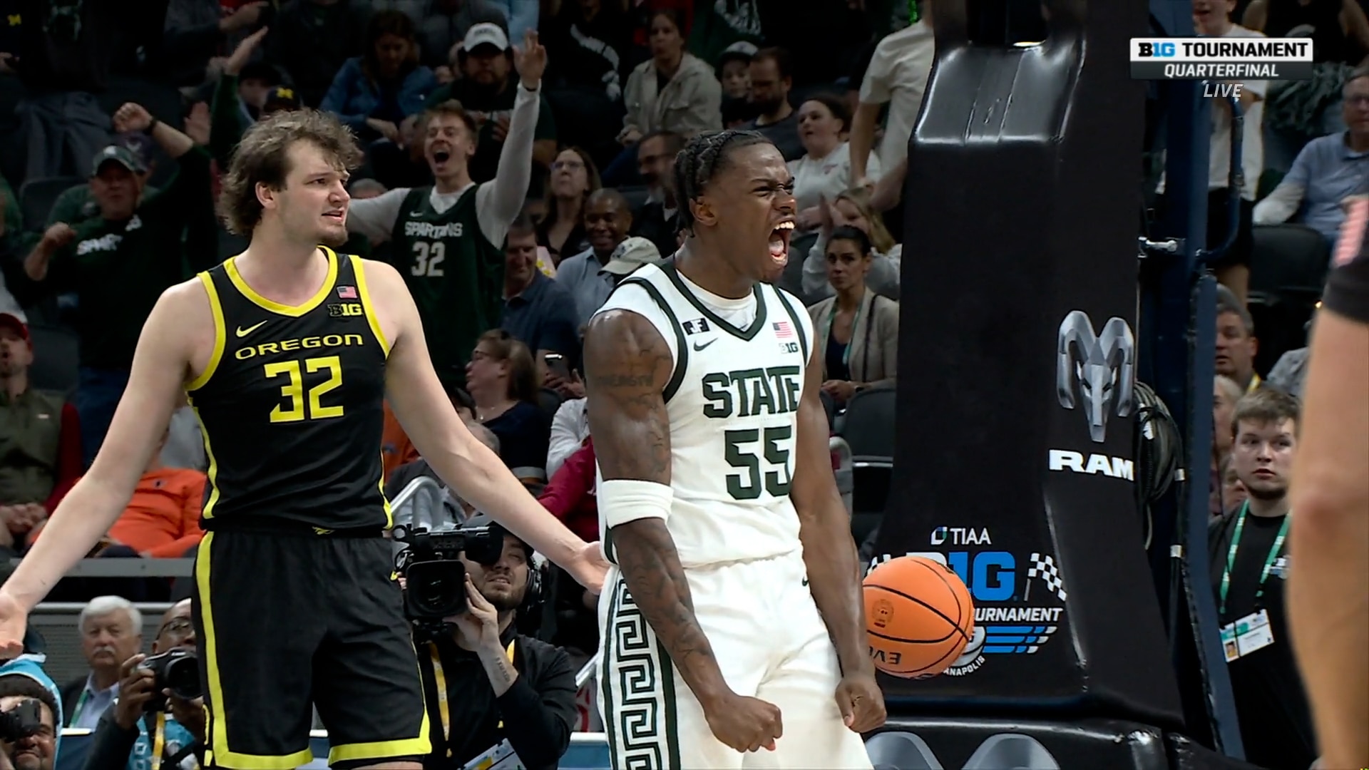 Michigan State's Coen Carr throws down a MASSIVE two-handed slam dunk against Oregon