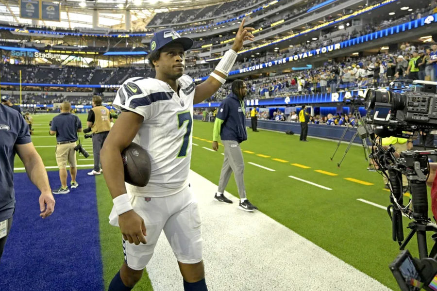 Seattle’s Quarterback Conundrum: What’s Next After Trading Geno Smith? | Deadspin.com