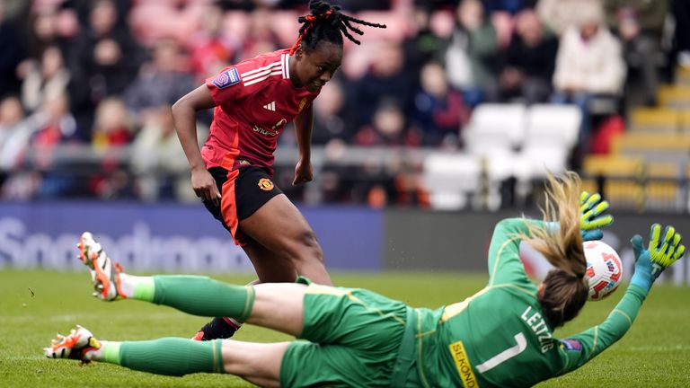 Women's Super League: Man Utd close gap on leaders Chelsea with Leicester victory as Man City win at Tottenham